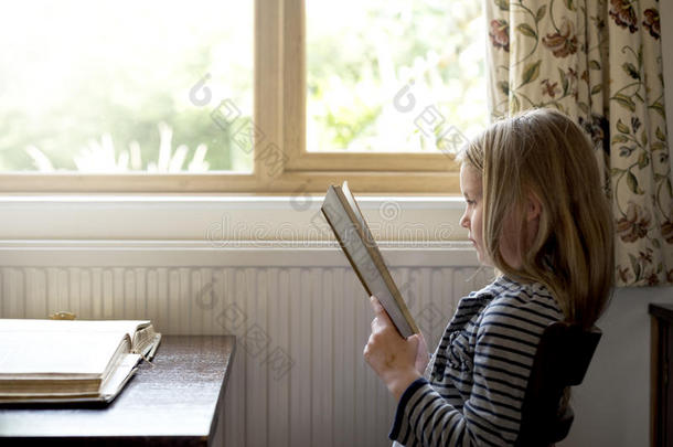 可爱的可爱女孩阅读讲故事的概念