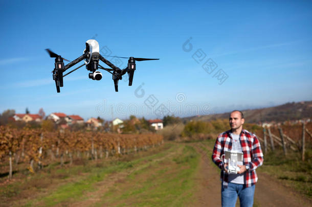 无人机飞过葡萄园