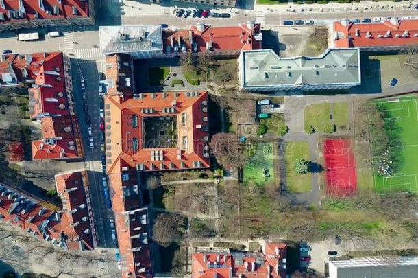 空中拍摄欧洲城市运动场在住宅区和倾斜瓷砖屋顶的住宅建筑，顶部