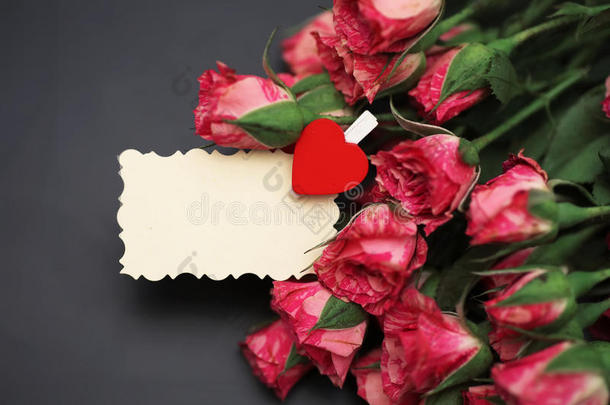 红色玫瑰花束在黑色的哑光背景上
