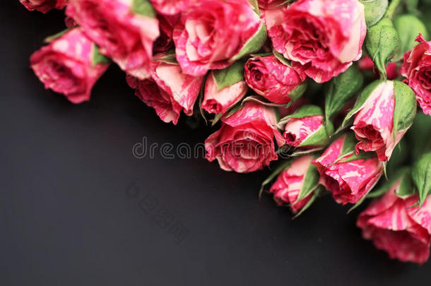 红色玫瑰花束在黑色的哑光背景上