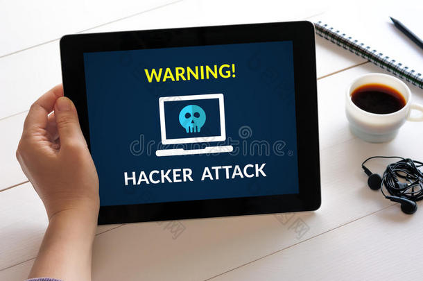 手持平板电脑与黑客攻击概念在屏幕上