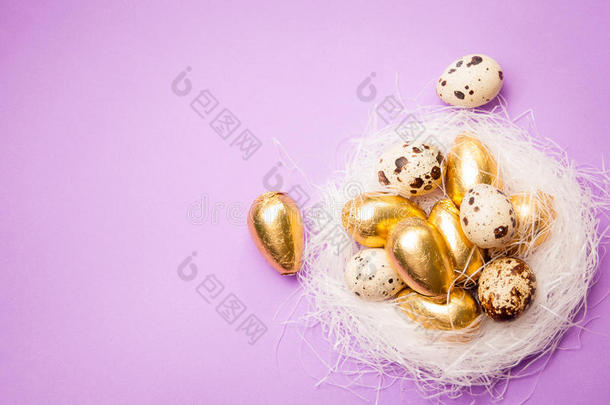 丁香背景上的复活节金蛋