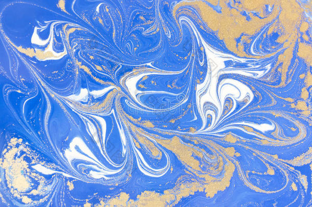 蓝色和<strong>金色</strong>的液体质地。 水彩手画大理石<strong>花纹</strong>插图。 墨水大理石背景。