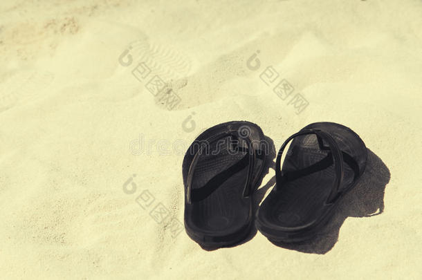 海滩鞋凉鞋拖鞋在海滩上