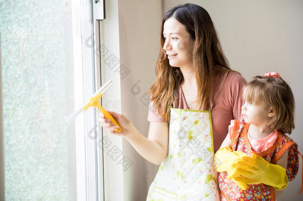 女孩看着她妈妈打扫