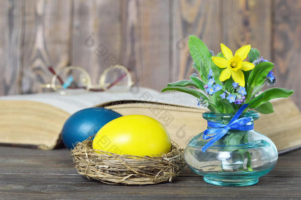 复活节卡片，复活节鸡蛋和春天的花