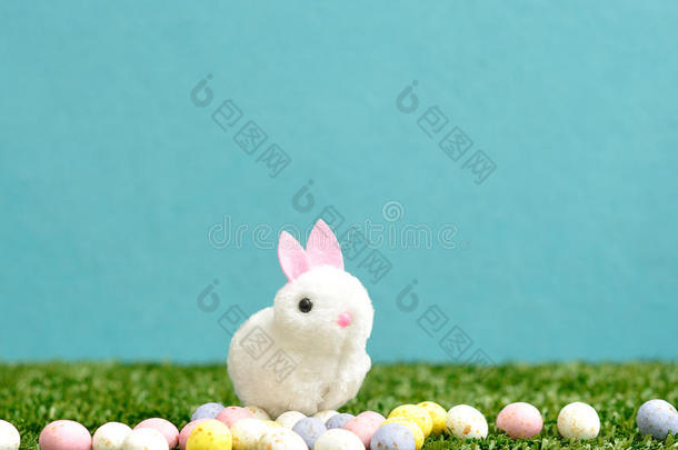 一个毛茸茸的兔子雕像，上面有斑点的复活节彩蛋