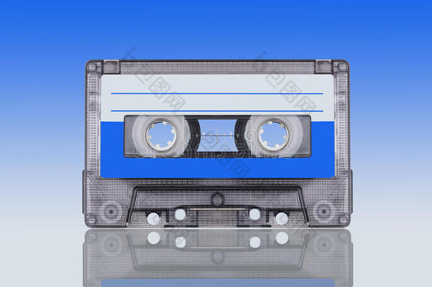 青色背景上的音频盒式磁带