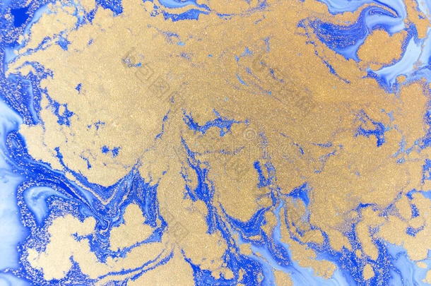 蓝色和金色的液体质地。 水彩手画大理石花纹插图。 墨水大理石背景。