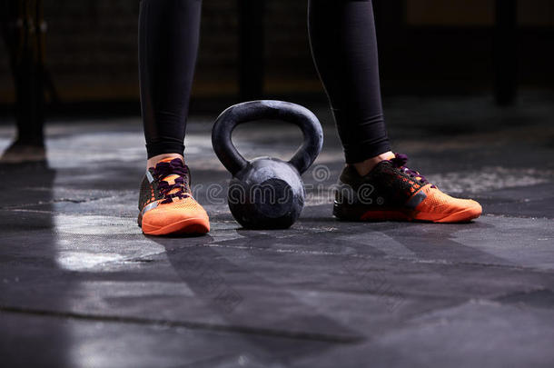 裁剪的年轻女人的<strong>形象</strong>，腿在黑色的裤腿，橙色的<strong>运动</strong>鞋和水壶。 交叉健身锻炼