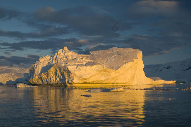 南极冰山的美丽景色