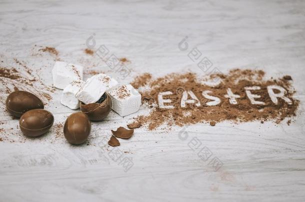 巧克力复活节鸡蛋与棉花糖和可可，说复活节