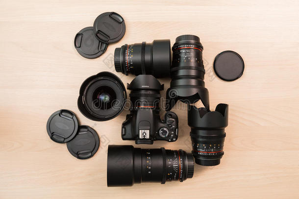 数字SLR相机和几个可互换的手动镜头。 <strong>电影制作</strong>的设备。 木桌