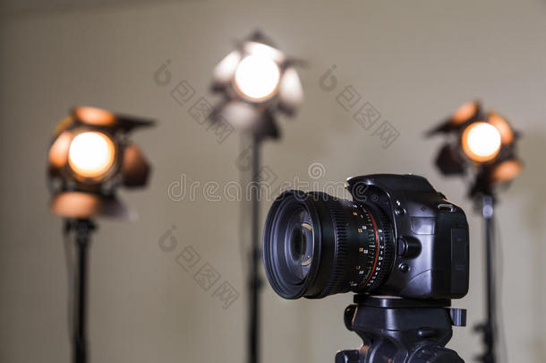 数字SLR相机和三个聚光灯与菲涅尔镜头。 手动可<strong>互换</strong>镜头拍摄