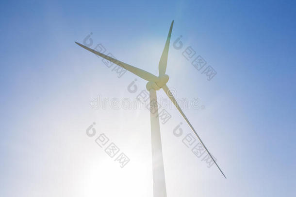 绿色可再生能源概念-风力发电机涡轮机在天空
