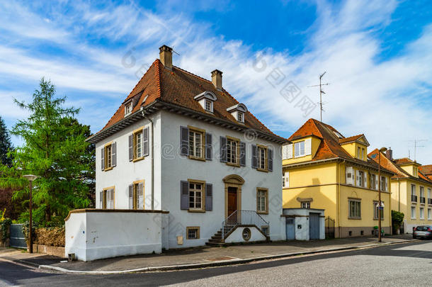 典型的法国住宅在斯特拉斯堡住宅区，开花春天，开花和园艺。