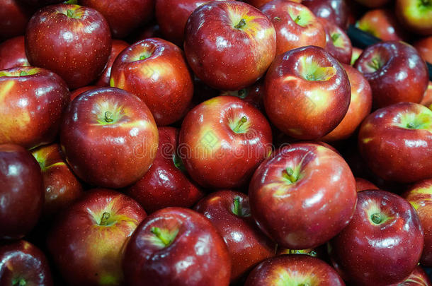 在农民`市场上美味的红苹果