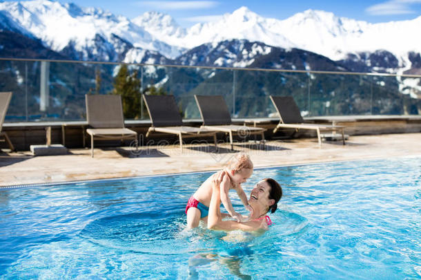 家庭在高山水疗度假村的室外游泳池