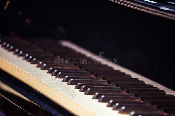 <strong>古典</strong>钢琴，<strong>古典音乐会</strong>，白色和黑色钢琴键。舞台上的大钢琴。欧洲场景，<strong>音乐会</strong>
