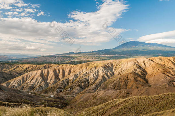 位于西西里岛乡村的巴德兰，靠近比安卡维利亚；背景为火山埃特纳