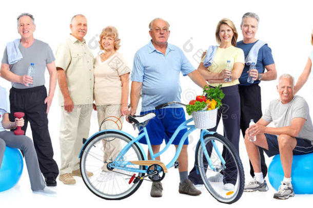 一<strong>群</strong>有<strong>自行车</strong>的老年人健身者。