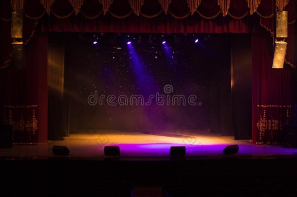 剧院的一个空舞台，由聚光灯和烟雾照亮
