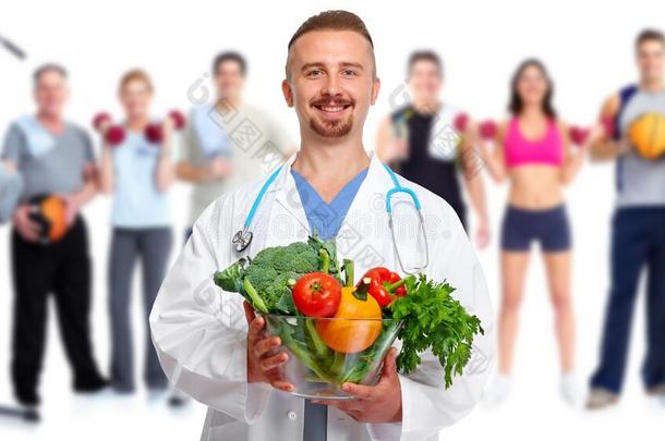 医生带蔬菜和一群健身的人。