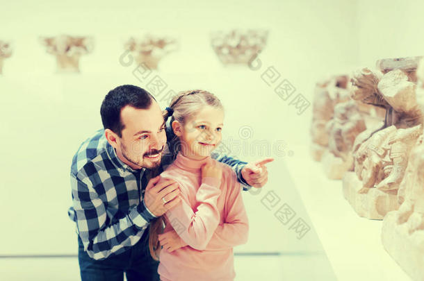 父亲和女儿在<strong>博物馆博物馆</strong>里古老的浮雕