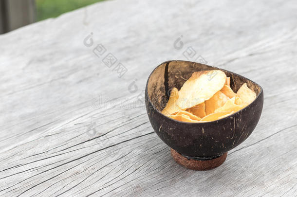脆<strong>薯片</strong>在碗在木制背景，顶部视图。