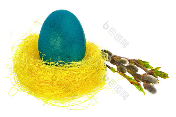 复活节彩蛋手画在黄色的<strong>鸟窝</strong>`盛开的树枝