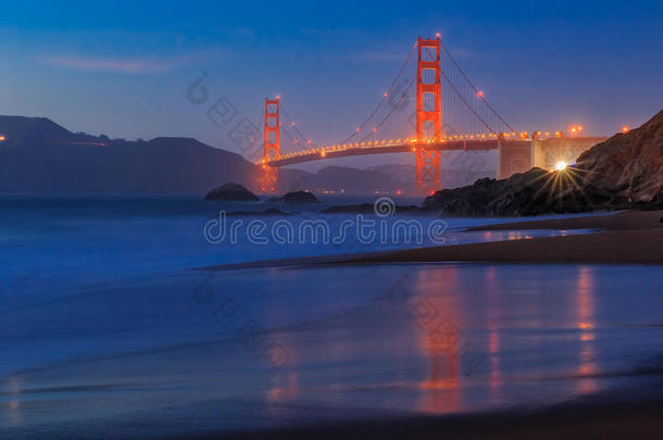 旧金山金门大桥从贝克海滩日落