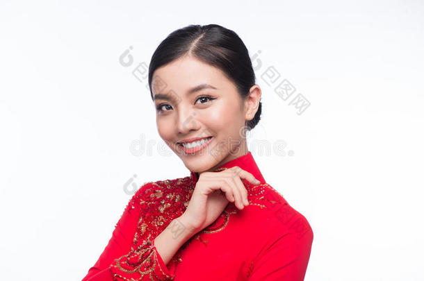 迷人的越南女人穿着奥黛传统服装孤立O