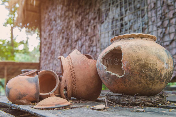 废弃小屋上破碎的古董粘土罐或传统罐子