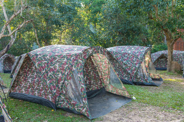 在国家公园露营的帐篷和凉亭