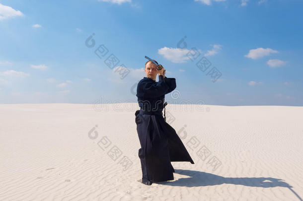 自信的人穿着传统的日本服装练习武术