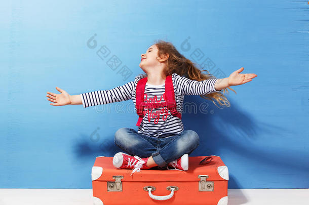 金发女孩带着粉红色的老式手提箱准备暑假。 旅行和冒险概念