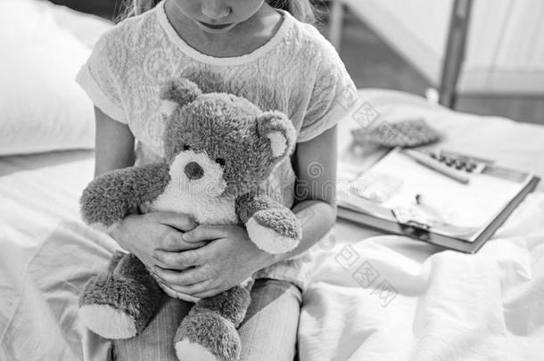 带泰迪熊的女孩在医院<strong>病房</strong>，黑白<strong>照片</strong>