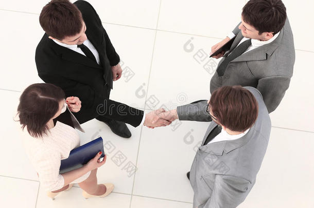 伙伴关系的概念-商业伙伴的握手