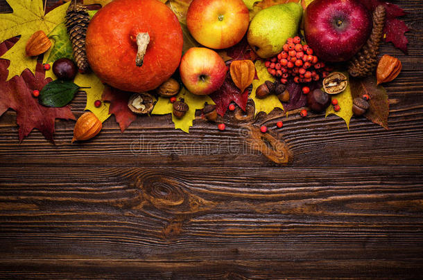 秋天的静物，收获的南瓜与落叶和秋天的果实，礼物的秋天，复制空间，木制