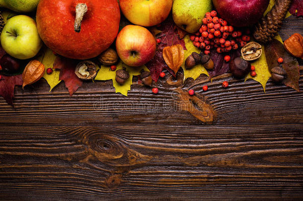 秋天的静物，收获的南瓜与落叶和秋天的果实，礼物的秋天，复制空间，木制