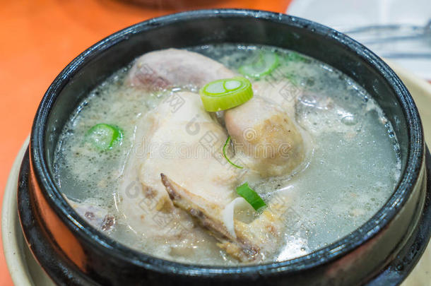 鸡汤配人参，韩国菜