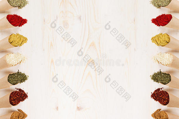装饰边框的各种粉末香料特写在纸角上的白色木板与复制空间。