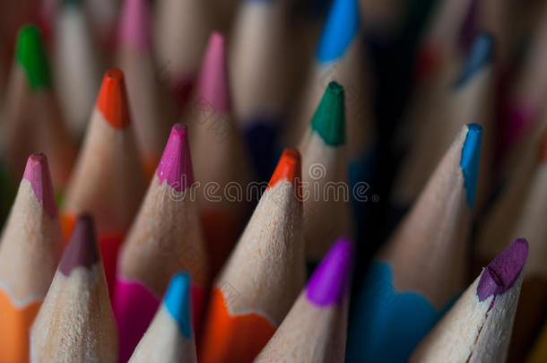 一群削尖的彩色铅笔。