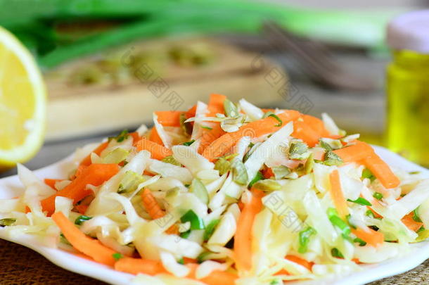 盘子上的卷心菜。 卷心菜沙拉配胡萝卜、南瓜子、蔬菜，并配以柠檬汁和橄榄油