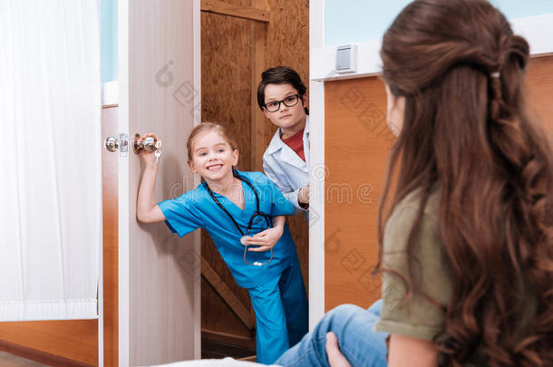 女孩病人看着医院里的小医生和护士
