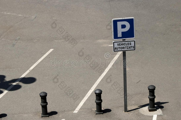 在加泰罗尼亚有文字的停车场