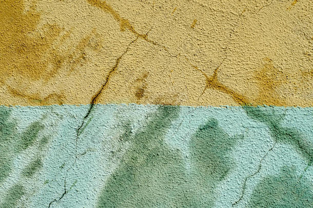 破旧油漆潮湿墙壁的双色背景