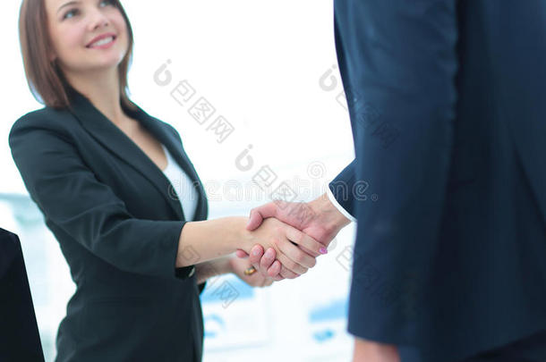 商务握手。两位商界人士在办公室握手。