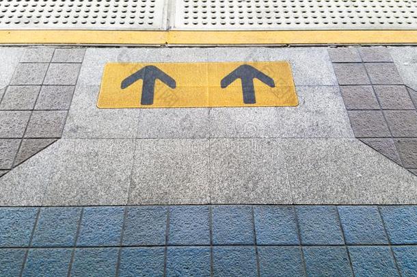 天空火车站地板上的箭头标志黄色